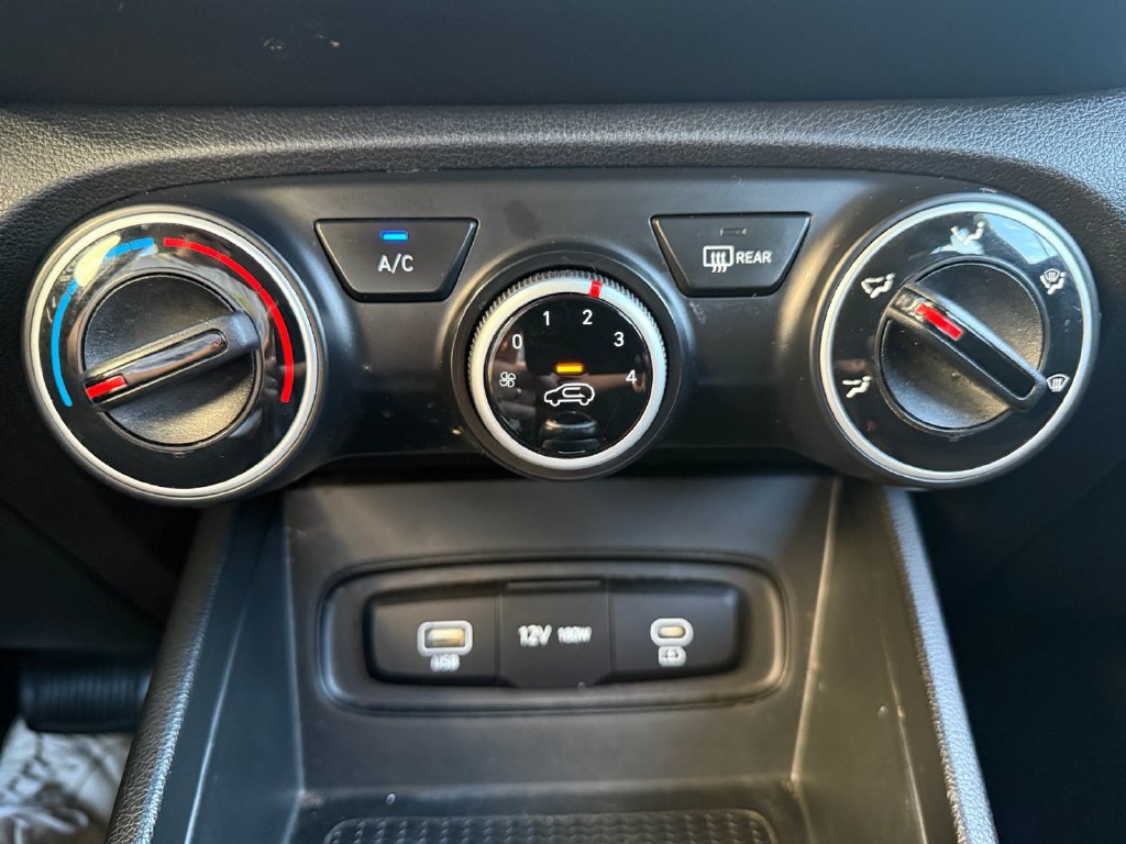 Used 2023 Hyundai Venue FWD image 17