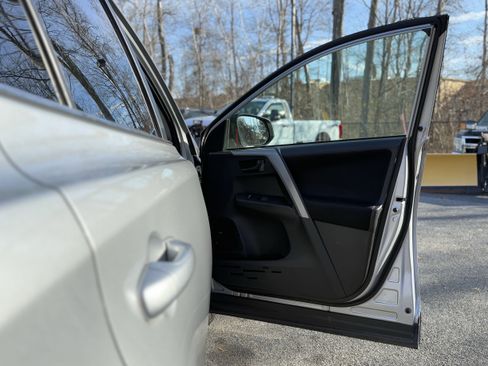 Used 2018 Toyota RAV4 LE image 34