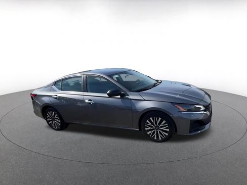 Used 2025 Nissan Altima 2.5 SV image 2