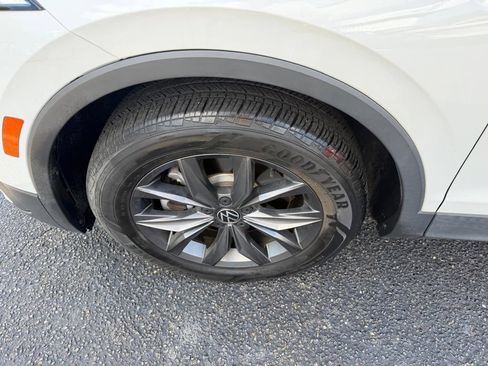 Used 2022 Volkswagen Tiguan SE w/ Panoramic Sunroof Package FWD image 10
