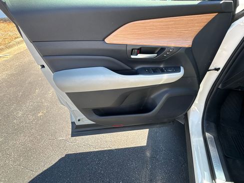 Used 2024 Toyota Grand Highlander Limited image 10