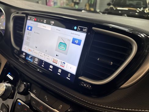 Used 2024 Chrysler Pacifica Select image 41