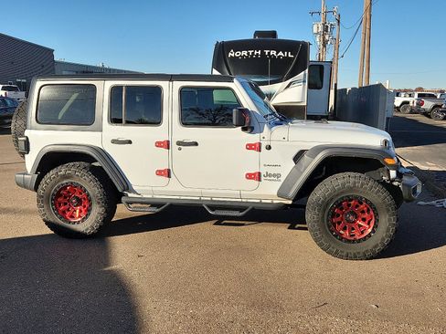 Used 2019 Jeep Wrangler Unlimited Sahara image 5