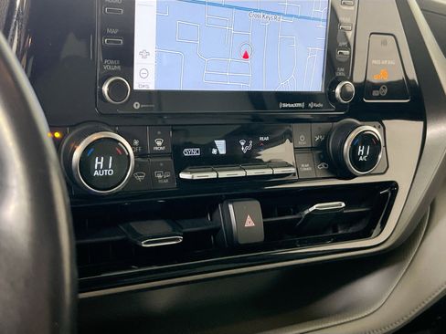Used 2021 Toyota Highlander XLE image 16