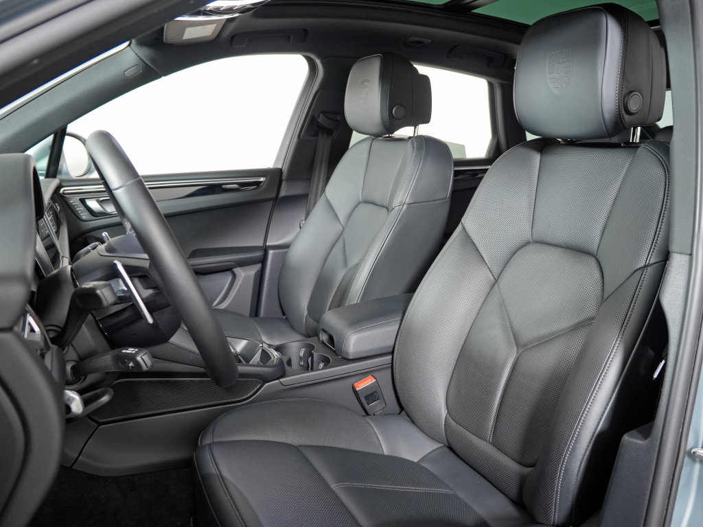 Certified 2023 Porsche Macan Turbo AWD/4WD image 5