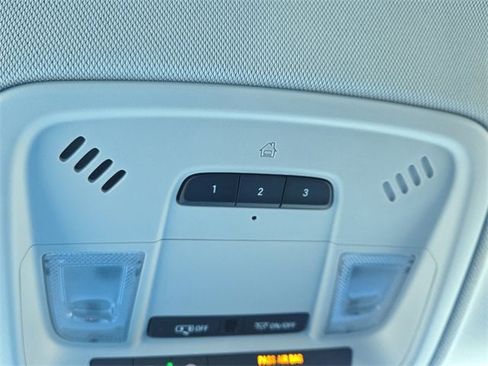 Used 2018 Chevrolet Traverse LT image 25