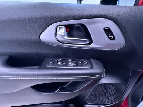 Used 2025 Chrysler Pacifica Limited image 12