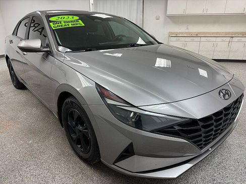Used 2023 Hyundai Elantra SE image 3