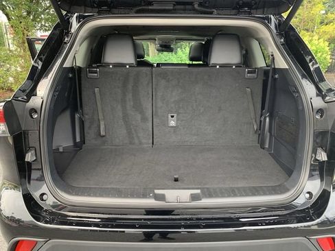 Used 2024 Toyota Highlander XLE FWD image 35