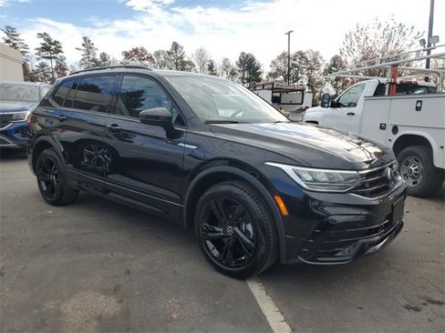 Certified 2024 Volkswagen Tiguan SE R-Line image 3