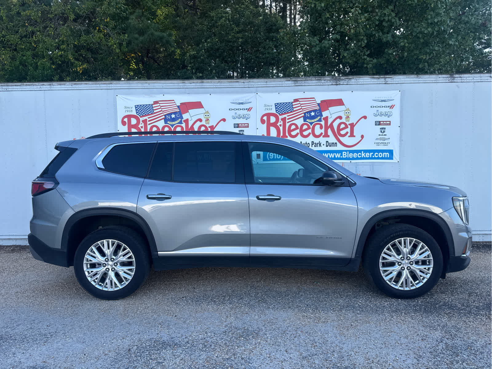 Used 2024 GMC Acadia Elevation AWD/4WD image 2