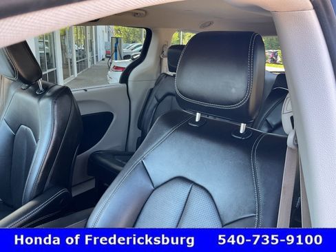 Used 2024 Chrysler Pacifica Touring-L FWD image 34
