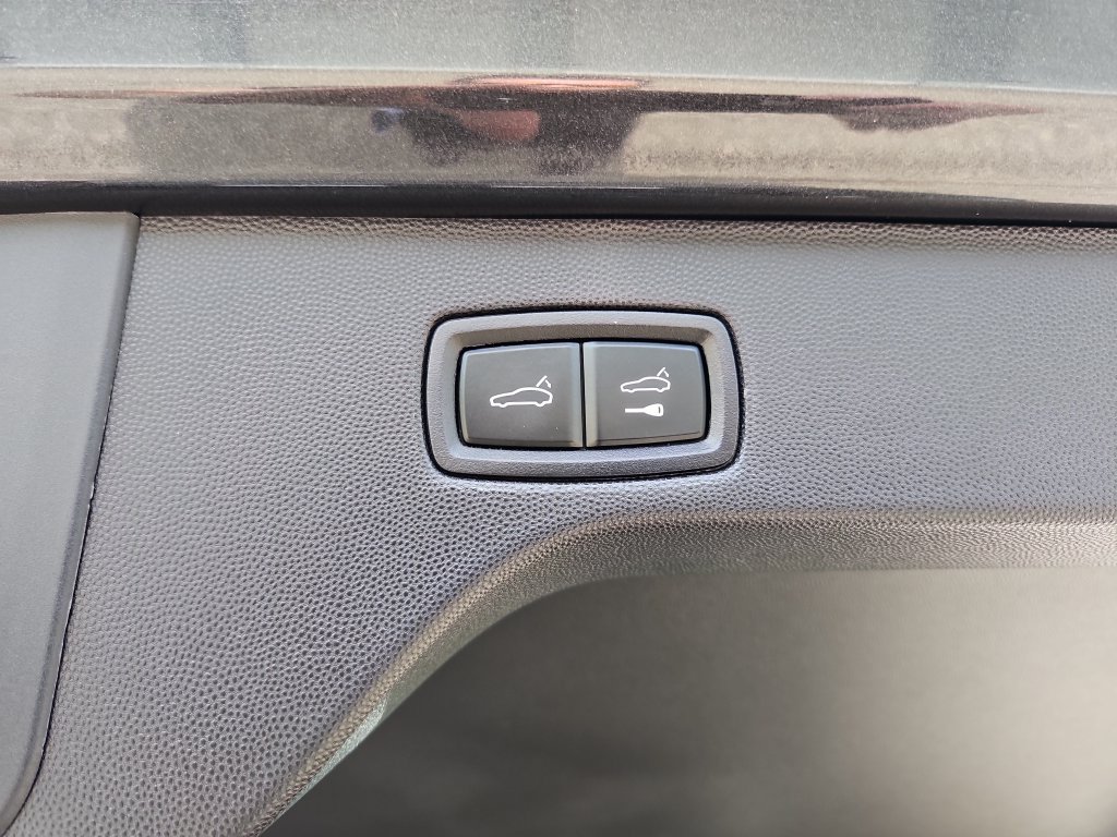 Certified 2025 Porsche Macan 4S Electric AWD/4WD image 28