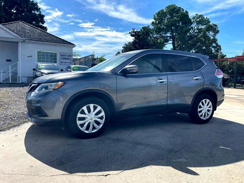 Used 2015 Nissan Rogue S image 2
