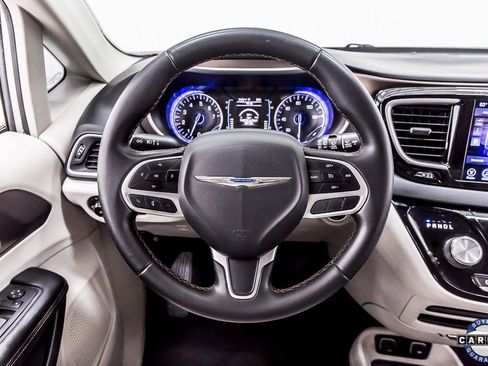 Used 2017 Chrysler Pacifica Touring-L image 20