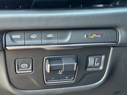 Certified 2025 Cadillac Escalade V w/ LPO, ONYX Package AWD/4WD image 31