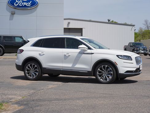 Used 2023 Lincoln Nautilus Reserve AWD/4WD image 2