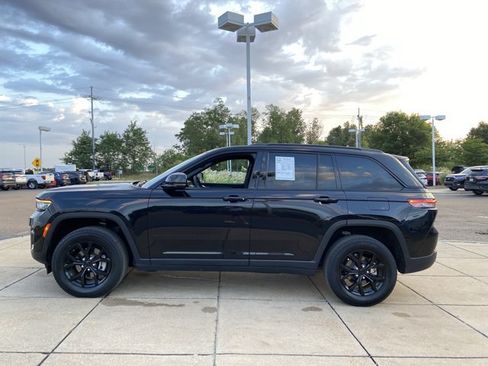 Used 2024 Jeep Grand Cherokee Altitude RWD image 7