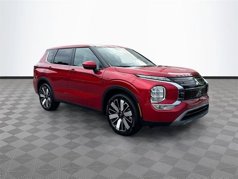 New 2025 Mitsubishi Outlander SE image 3