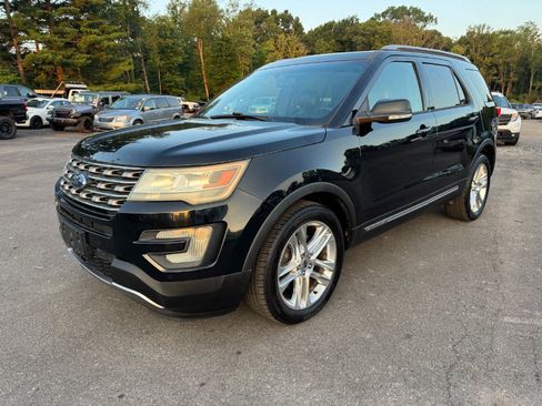 Used 2017 Ford Explorer XLT AWD/4WD image 1