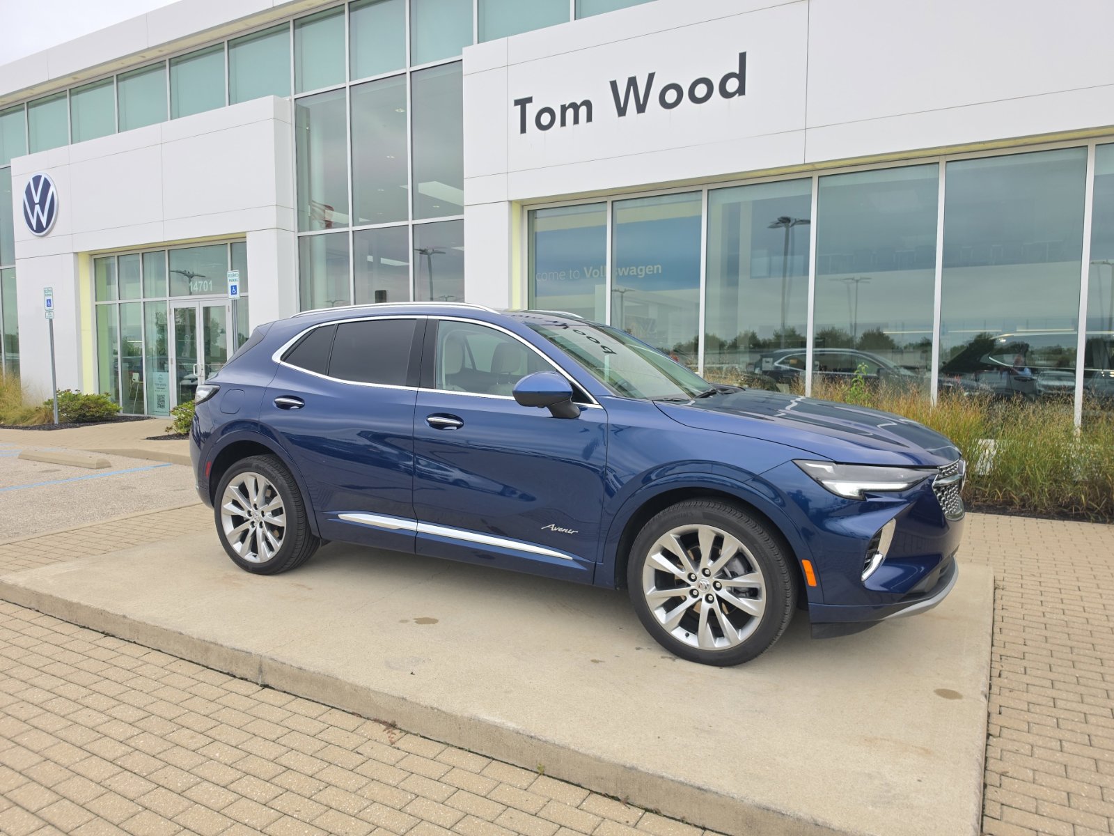 Used 2023 Buick Envision Avenir AWD/4WD image 1