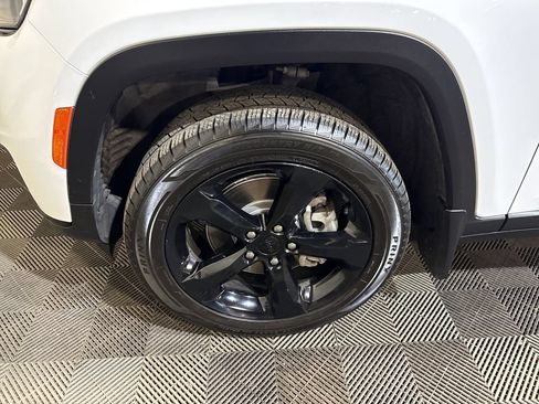 Used 2024 Jeep Grand Cherokee L Laredo AWD/4WD image 18