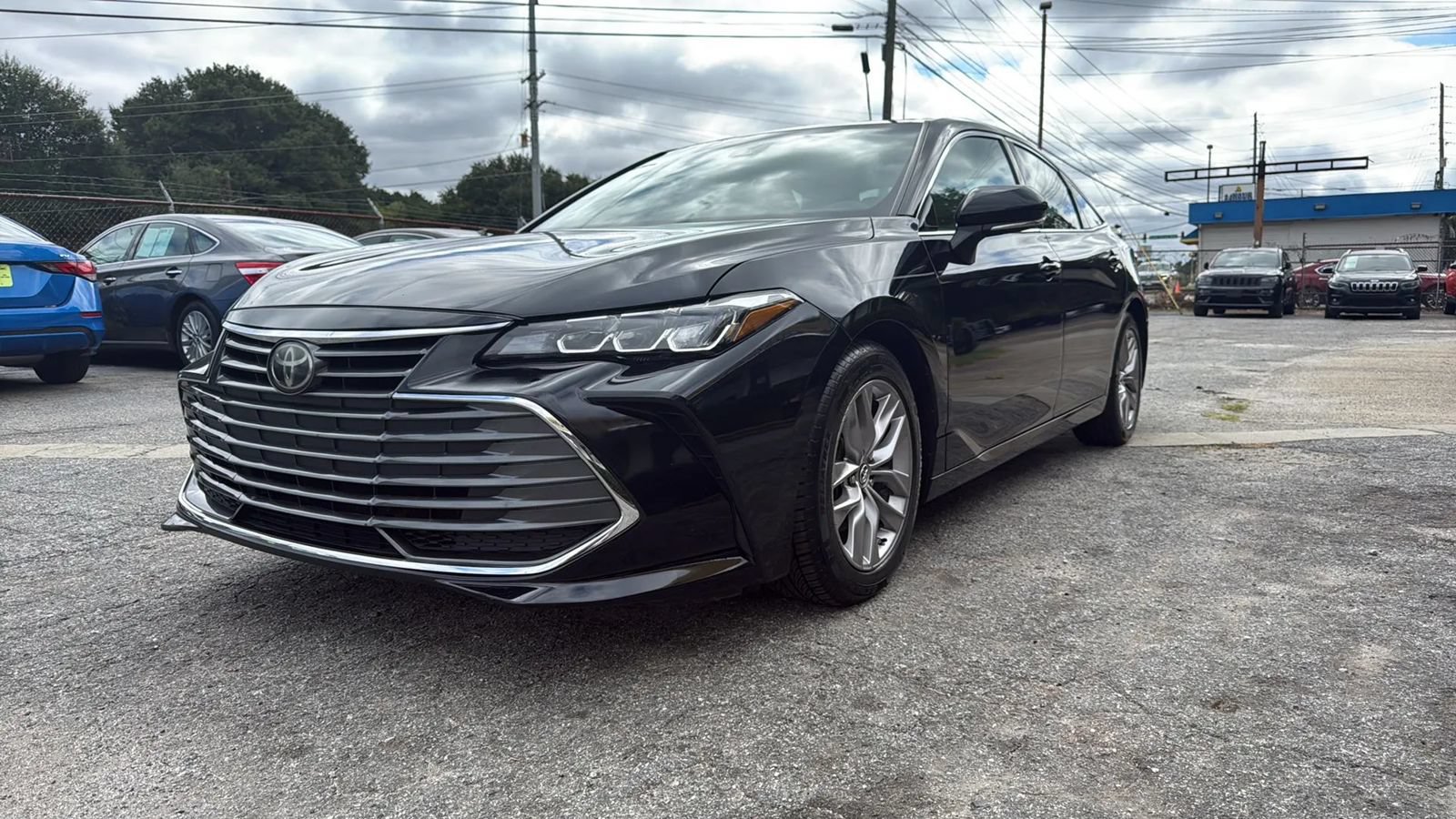 Used 2019 Toyota Avalon XLE w/ Moonroof Package FWD image 3
