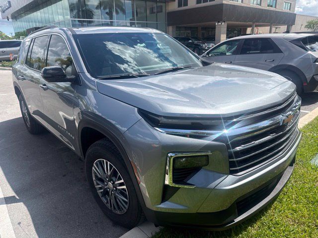 Used 2026 Chevrolet Traverse LT FWD image 3