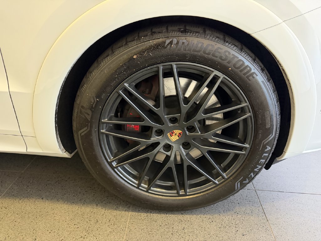 Used 2025 Porsche Cayenne GTS AWD/4WD image 13