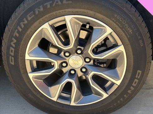 Used 2024 Chevrolet Suburban LT w/ Luxury Package image 21