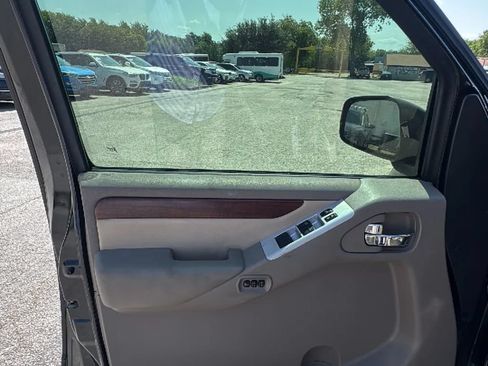 Used 2010 Nissan Pathfinder LE w/ Navigation Pkg RWD image 12