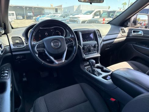Used 2018 Jeep Grand Cherokee Laredo RWD image 30