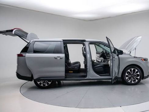 Used 2022 Kia Carnival EX FWD image 14