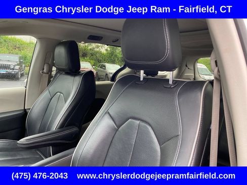Certified 2024 Chrysler Pacifica Limited FWD image 8
