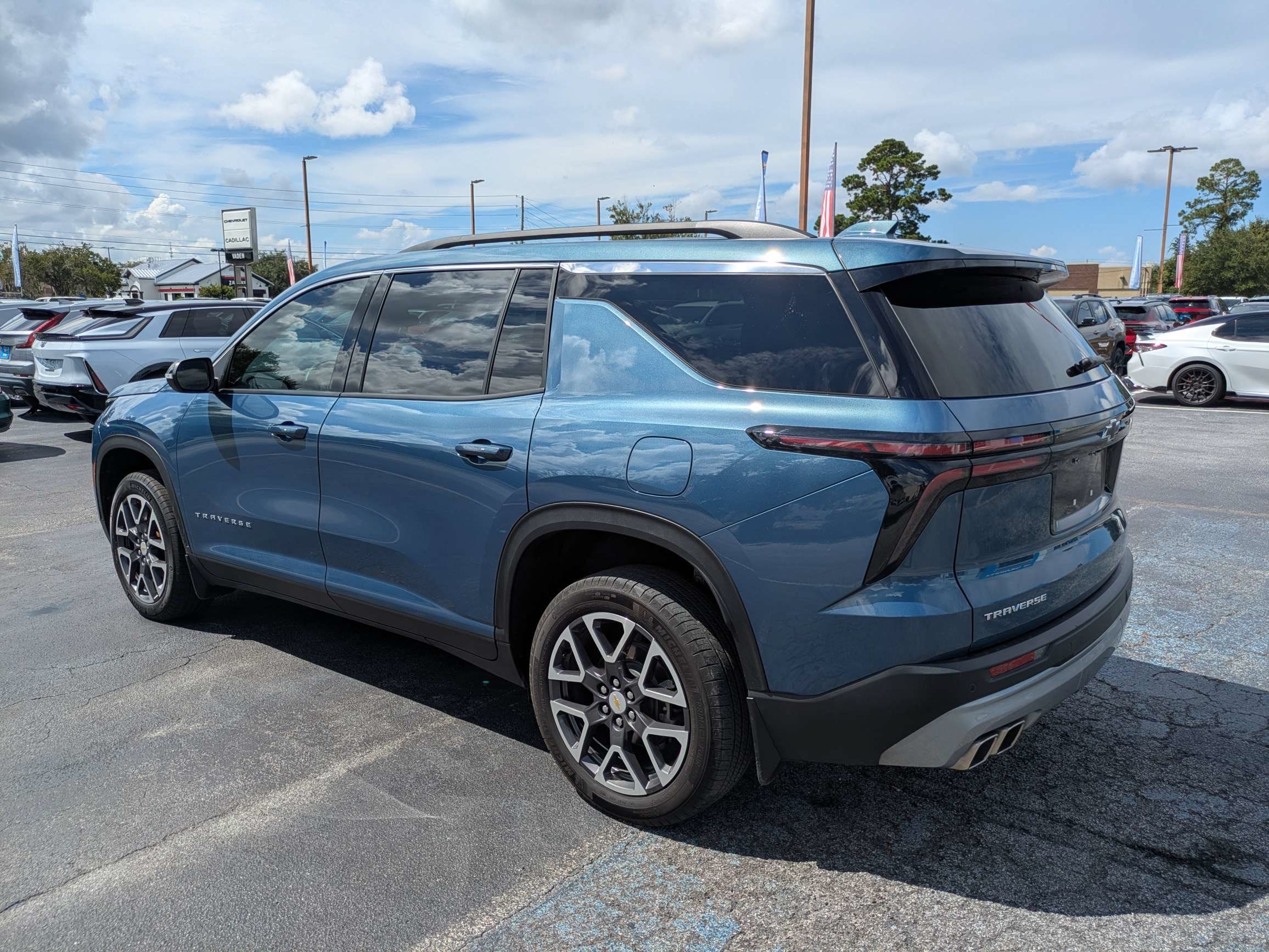 Used 2025 Chevrolet Traverse LT FWD image 29
