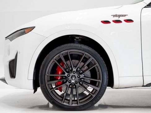 Used 2022 Maserati Levante Trofeo AWD/4WD image 32