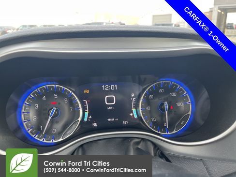 Used 2021 Chrysler Pacifica Touring-L w/ Premium & Safety Sphere Group image 11