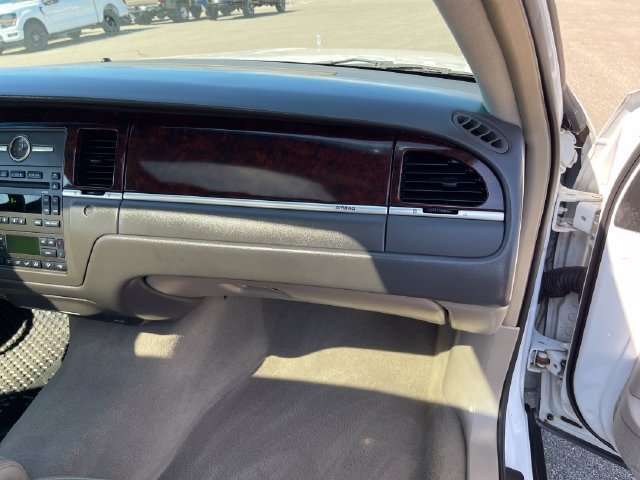 Used 2007 Lincoln Town Car Signature Limited RWD image 36
