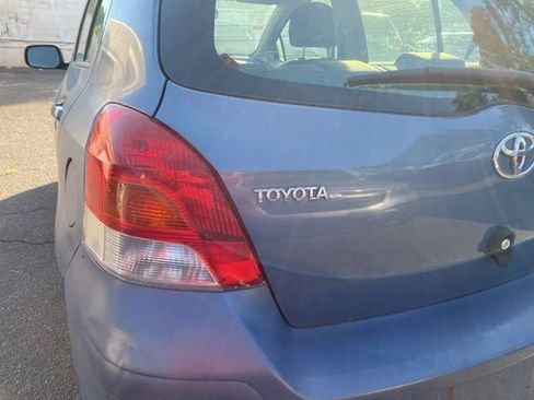 Used 2011 Toyota Yaris 4-Door Hatchback image 7