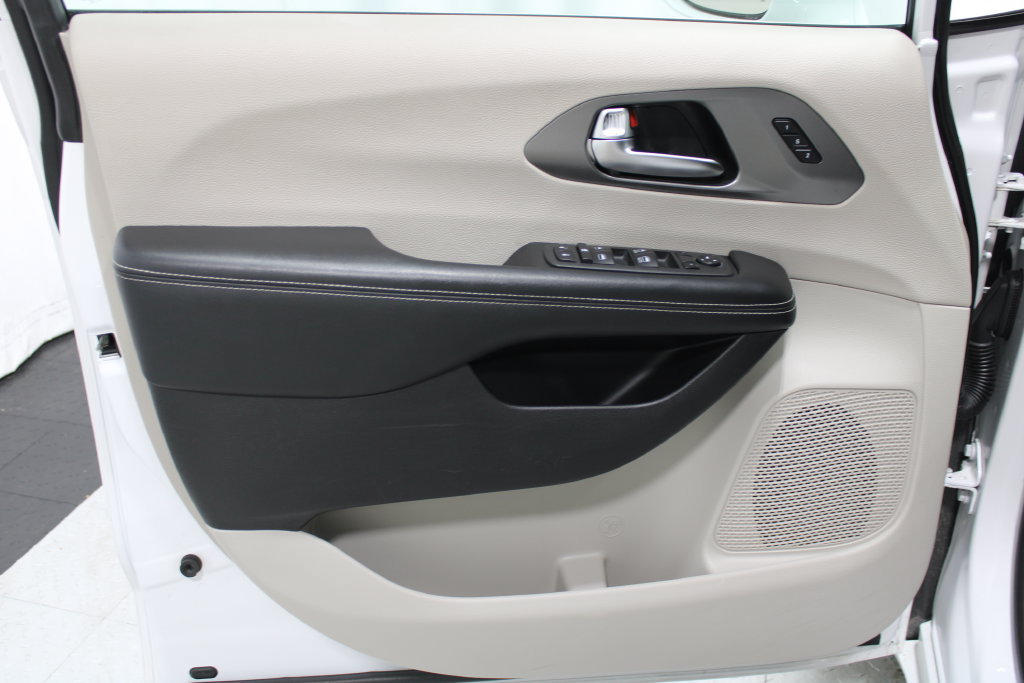 Used 2022 Chrysler Pacifica Touring-L FWD image 9