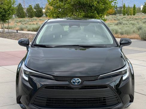 Used 2023 Toyota Corolla LE FWD image 2