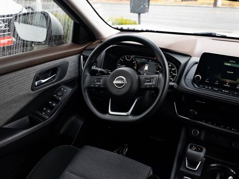 Used 2022 Nissan Rogue SV image 9