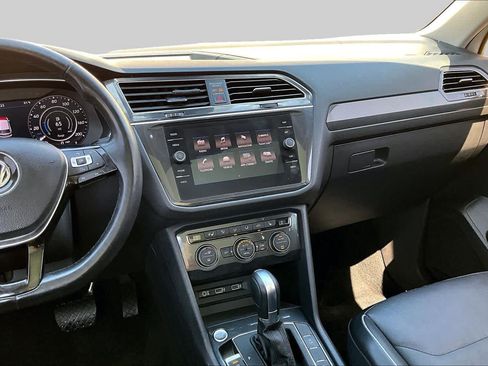Used 2018 Volkswagen Tiguan SEL Premium FWD image 9