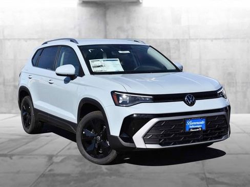 New 2026 Volkswagen Taos SE image 2