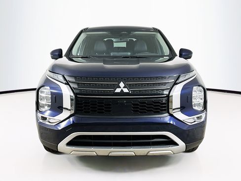 Used 2024 Mitsubishi Outlander SE image 2