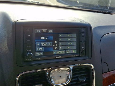 Used 2016 Chrysler Town & Country Touring w/ Driver Convenience Group image 16