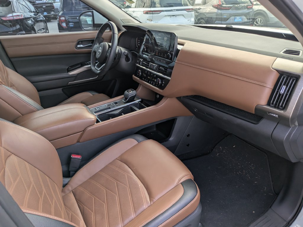Used 2024 Nissan Pathfinder Platinum w/ Black Appearance Package FWD image 12