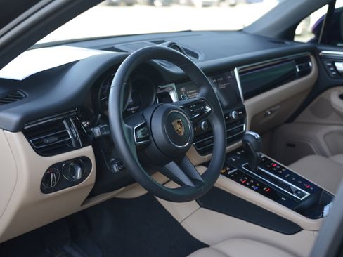 Certified 2025 Porsche Macan AWD/4WD image 4