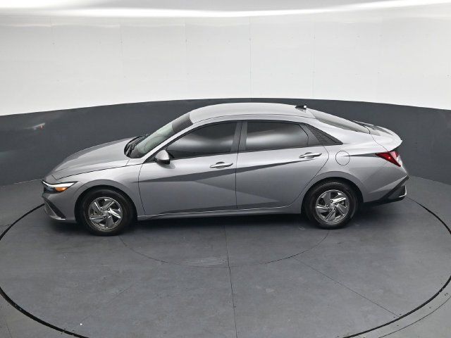 Used 2025 Hyundai Elantra SE FWD image 28
