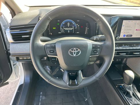 Used 2025 Toyota Camry SE image 14